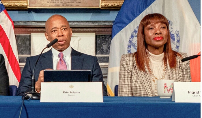 El alcalde de Nueva York, Eric Adams, y la asesora jefa del alcalde, Ingrid Lewis-Martin, asisten a una rueda de prensa en el Ayuntamiento, en Nueva York, el 12 de diciembre de 2023. (Peter K. Afriyie/Foto AP)