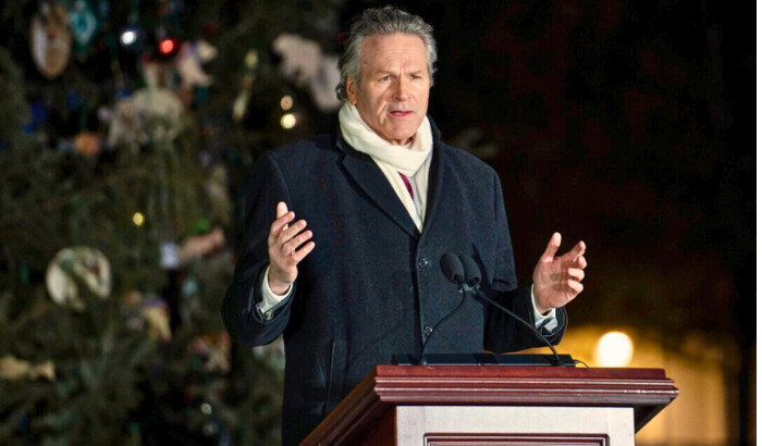 El gobernador de Alaska, Mike Dunleavy, habla durante la ceremonia de encendido del árbol de Navidad del Capitolio de EE.UU. en Washington el 3 de diciembre de 2024. (Madalina Vasiliu/The Epoch Times)