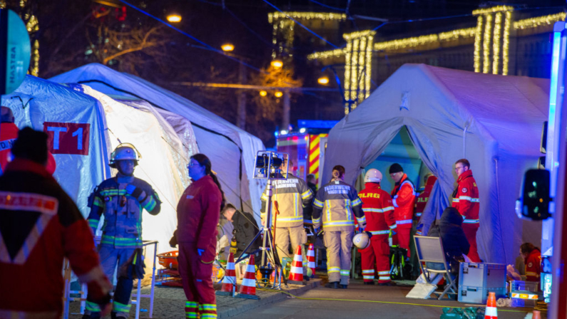 Furgonetas de policía y ambulancias permanecen junto al mercado navideño anual en el centro de la ciudad luego de un posible incidente terrorista el 20 de diciembre de 2024 en Magdeburgo, Alemania. (Craig Stennett/Getty Images)