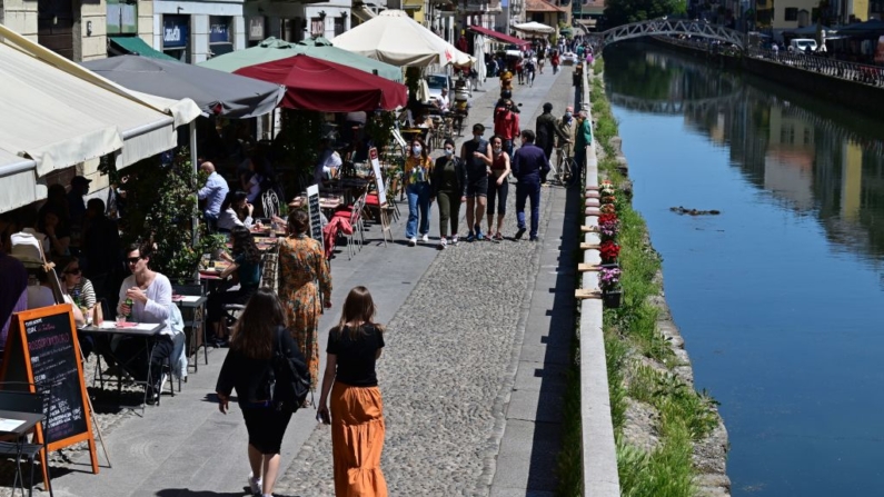 La gente disfruta de las terrazas de bares y restaurantes a lo largo del canal Naviglio en el sur de Milán (Italia) el 18 de mayo de 2021. (Miguel Medina/AFP vía Getty Images)