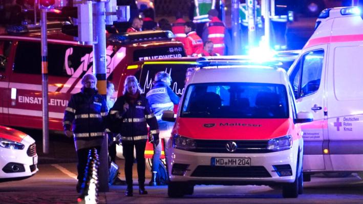 Los servicios de emergencia trabajan en una zona acordonada cerca de un mercado navideño, tras un incidente en Magdeburgo, Alemania, el 20 de diciembre de 2024. (Ebrahim Noroozi/Foto AP)
