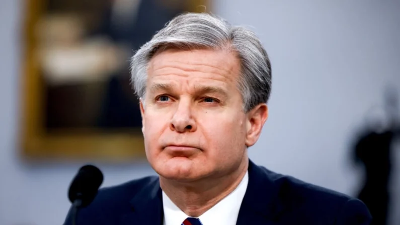 El director del FBI, Christopher Wray, testifica ante el Comité de Asignaciones de la Cámara de Representantes en el Capitolio en Washington el 11 de abril de 2024. (Julia Nikhinson/Getty Images)





