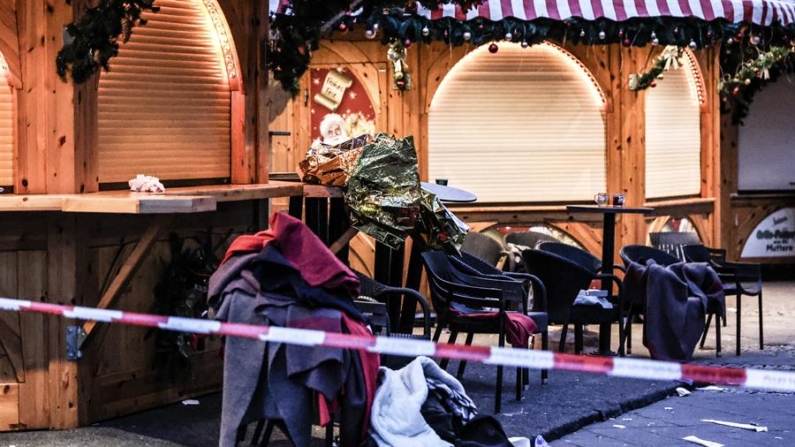 Prendas de ropa apiladas en sillas se ven detrás de un cordón policial después de un atropello en un mercadillo de Navidad en Magdeburgo, en el este de Alemania, el 20 de diciembre de 2024, en un atentado cometido aparentemente sin cómplices por un médico saudí que llevaba desde 2006 en el país centroeuropeo y que se encuentra detenido, según las autoridades regionales. EFE/ Filip Singer