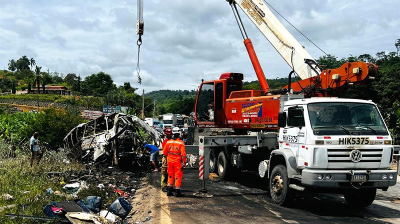 Fotografía cedida el 21 de diciembre de 2024 por Bomberos de Minas Gerais que muestra bomberos y grúas en la zona donde ocurrió el accidente de un autobús cerca de la ciudad de Teófilo Otoni, en el Estado de Minas Gerais (Brasil). EFE/Bomberos de Minas Gerais