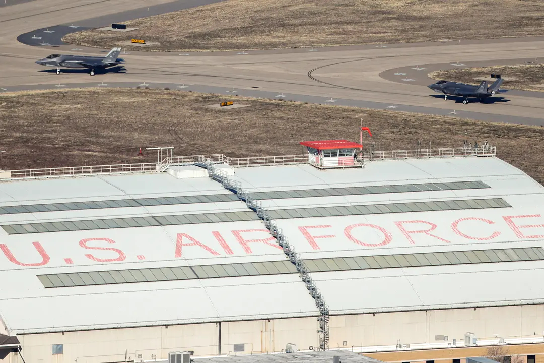 Los F-35A de las alas de combate 388ª y 419ª de la Base de la Fuerza Aérea de Hill aterrizan y carretean después de un ejercicio de entrenamiento en la Base de la Fuerza Aérea de Hill, Utah, el 19 de noviembre de 2018. (George Frey/Getty Images)