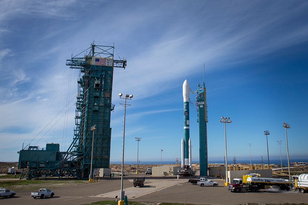 En este folleto proporcionado por la NASA, un cohete United Launch Alliance Delta II en el Complejo de Lanzamiento Espacial 2 29 de enero 2015 en Vandenberg Air Force Base, California. (Bill Ingalls/NASA vía Getty Images)