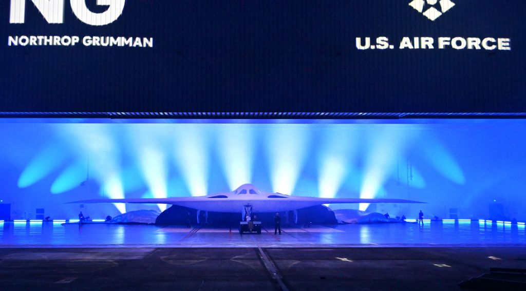 El nuevo B-21 Raider es presentado durante una ceremonia en la Planta 42 de la Fuerza Aérea de Northrop Grumman en Palmdale, California, el 2 de diciembre de 2022. (FREDERIC J. BROWN/AFP vía Getty Images)