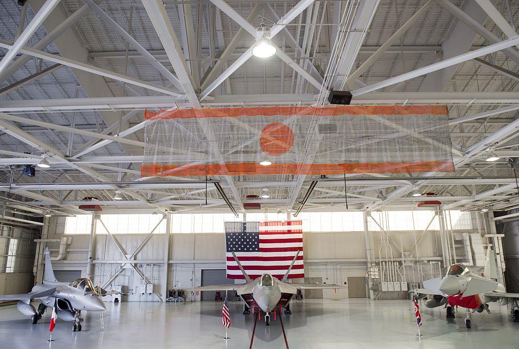 Un caza Dassault Rafale de la Fuerza Aérea francesa, un caza Lockheed Martin F-22 Raptor de la Fuerza Aérea estadounidense y un caza Eurofighter Typhoon de la Real Fuerza Aérea están estacionados en un hangar durante el Ejercicio Trilateral inaugural entre la Fuerza Aérea estadounidense, la Real Fuerza Aérea del Reino Unido y la Fuerza Aérea francesa en la Base Conjunta Langley-Eustis en Hampton, Virginia, 15 de diciembre de 2015. (SAUL LOEB/AFP vía Getty Images)