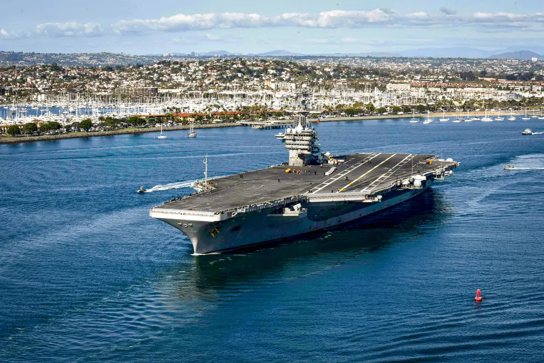 El portaaviones USS Theodore Roosevelt (CVN 71) abandona el puerto de San Diego el 17 de enero de 2020. (U.S. Navy vía Getty Images)