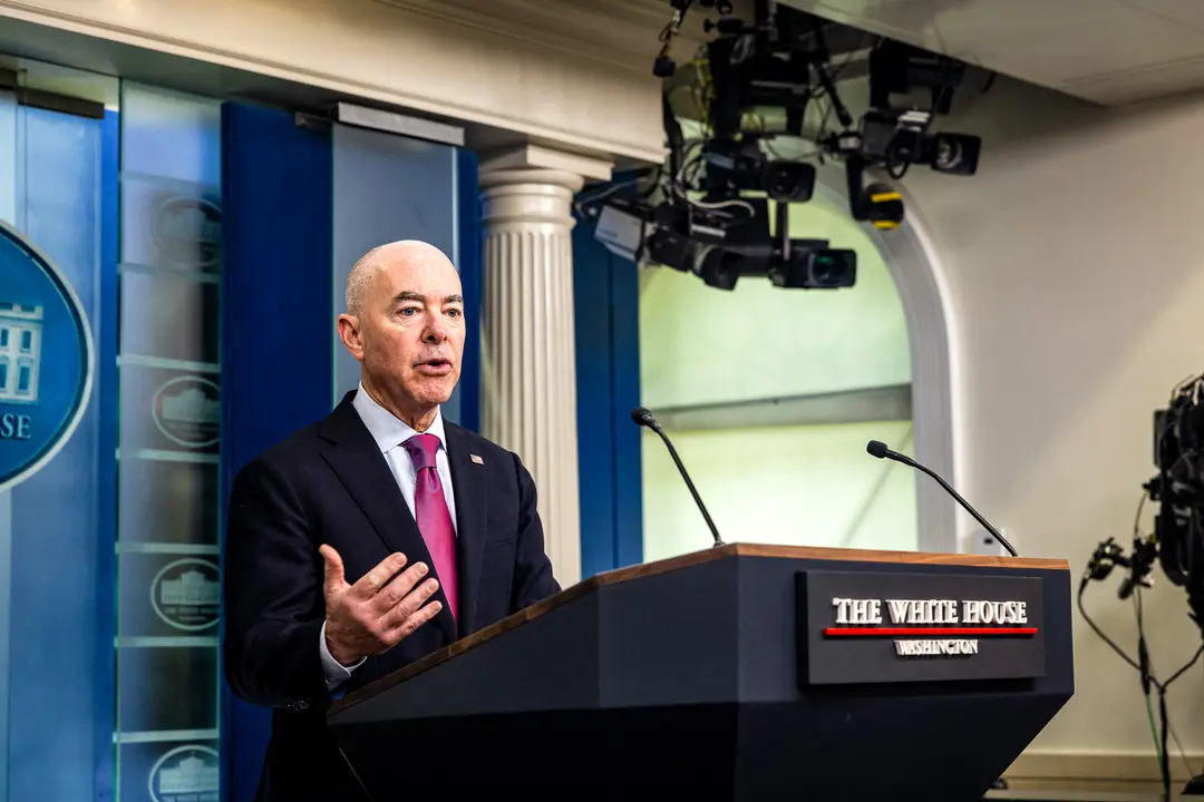 El secretario de Seguridad Nacional de Estados Unidos, Alejandro Mayorkas, habla durante la sesión informativa diaria en la Sala de Reuniones Brady de la Casa Blanca el 15 de julio de 2024. (Samuel Corum/AFP vía Getty Images)