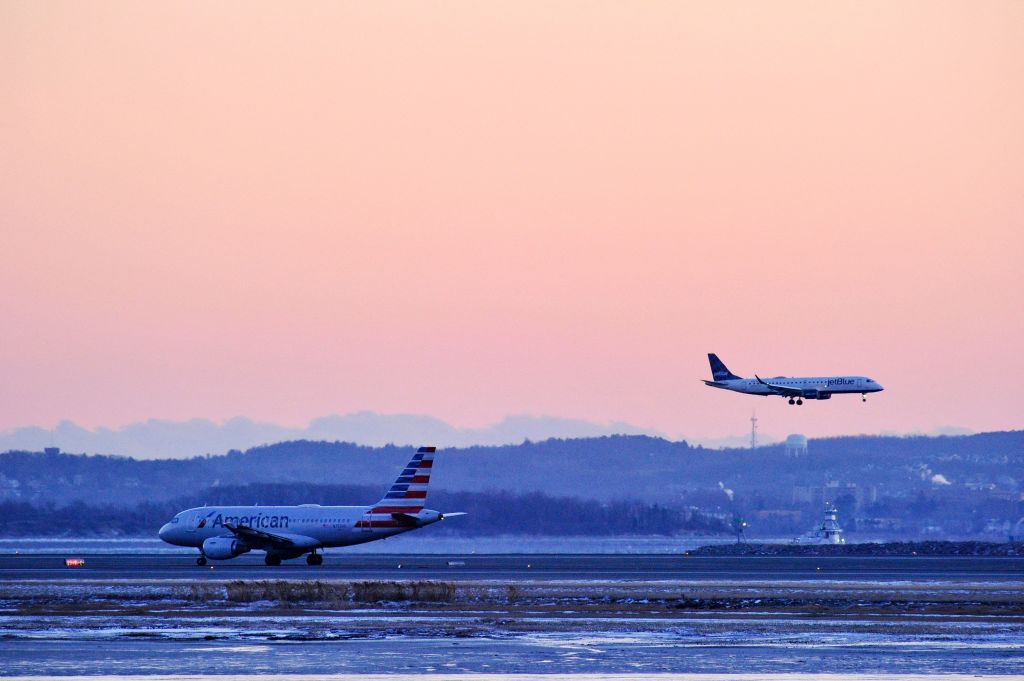 Aviones despegan y aterrizan en el aeropuerto Logan de Boston, Massachusetts, el 31 de enero de 2019 (JOSEPH PREZIOSO/AFP vía Getty Images)