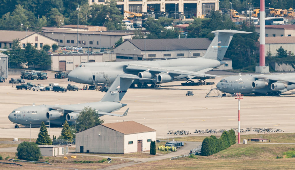 Aviones militares de la Fuerza Aérea de Estados Unidos permanecen en la pista de la base aérea de Ramstein el 20 de julio de 2020 en Ramstein-Miesenbach, Alemania. (Alexander Scheuber/Getty Images)