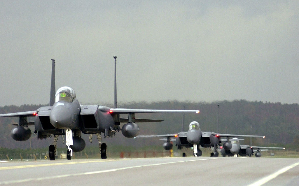 Tres F-15E Strike Eagles rodando por la pista el 12 de noviembre de 2002 en RAF Lakenheath, Reino Unido. (James Harper/Fuerza Aérea de EE.UU./Getty Images)