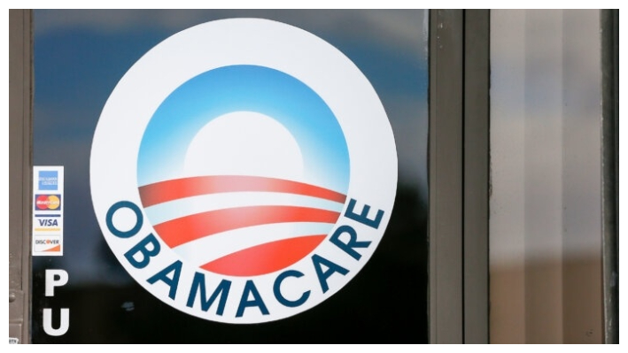 Un logotipo de Obamacare en la puerta de la agencia de seguros UniVista en Miami el 10 de enero de 2017. (Rhona Wise/AFP vía Getty Images)