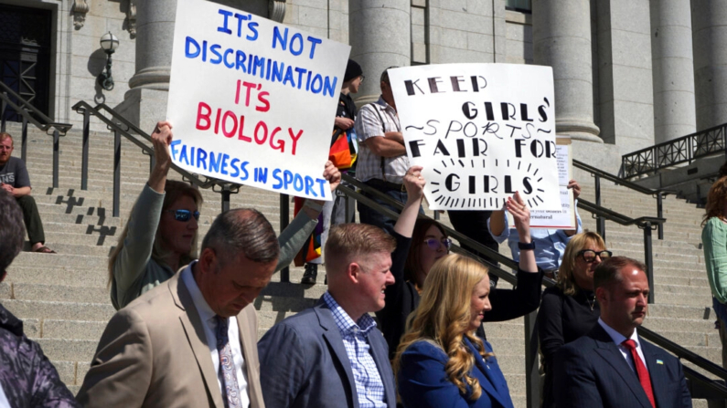 Los legisladores escuchan a los padres hablar sobre la posibilidad de que sus hijos compitan contra atletas transgénero en los deportes escolares en el Capitolio del Estado de Utah en Salt Lake City el 25 de marzo de 2022. (Samuel Metz/Foto AP)