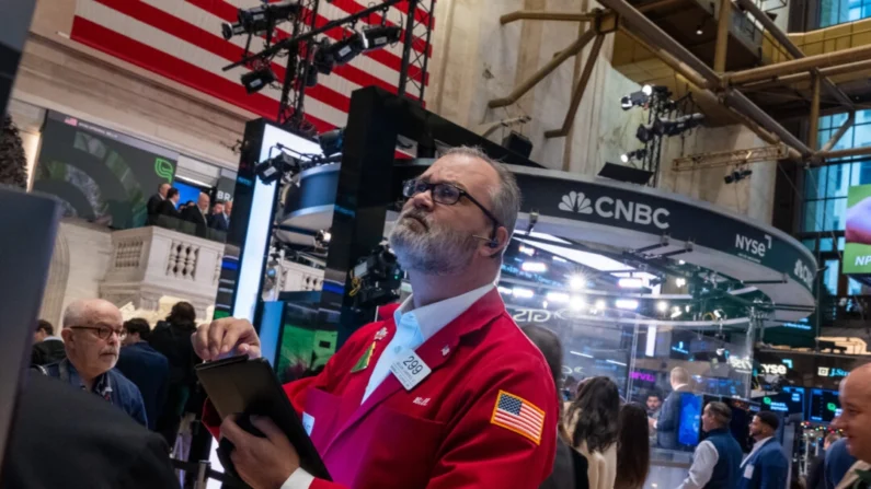 Traders trabajan en el piso de la Bolsa de Nueva York el 18 de diciembre de 2024. (Spencer Platt/Getty Images)