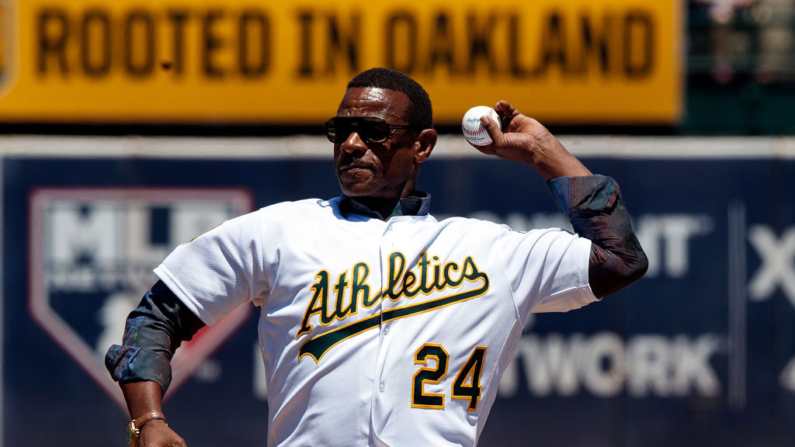 El exjardinero de los Atléticos de Oakland, Rickey Henderson, realiza el lanzamiento ceremonial de apertura antes del partido contra los Gigantes de San Francisco en el Coliseo de Oakland el 22 de julio de 2018 en Oakland, California. (Jason O. Watson/Getty Images)