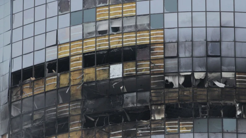 Un a imagen del edificio residencial con varios pisos afectados tras un supuesto ataque de drones ucranianos, en Kazán, Rusia, el 21 de diciembre de 2024. Reuters