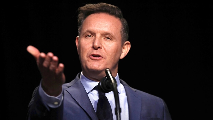 El productor de televisión estadounidense Mark Burnett presenta al presidente estadounidense Donald Trump en el Desayuno Nacional de Oración, en Washington, el 2 de febrero de 2017. (Win McNamee/Getty Images)