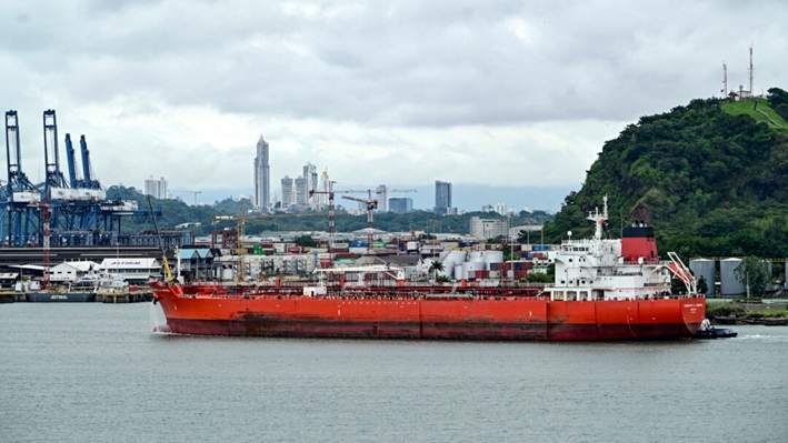 Un buque cisterna ingresa al Canal de Panamá desde el lado del Pacífico, el 25 de octubre de 2024. (Martin Bernetti/AFP vía Getty Images)