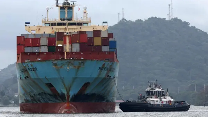 El buque portacontenedores Maersk Bogor es guiado por un remolcador mientras se prepara para entrar en las esclusas de Miraflores en su transito por el Canal de Panamá, en Ciudad de Panamá, Panamá, el 22 de septiembre de 2023. (Justin Sullivan/Getty Images)