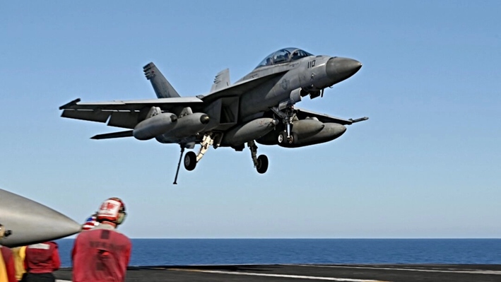 Un avión de combate F/A-18 Hornet aterriza en la cubierta del portaaviones nuclear estadounidense de clase Nimitz USS Harry S. Truman, durante una actividad de vigilancia de la OTAN Neptune Shield 2022 (NESH22), en el este del mar Mediterráneo, el 23 de mayo de 2022. (Andreas Solaro/AFP vía Getty Images)