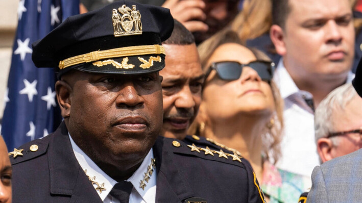 El jefe de la Policía de Nueva York, Jeffrey Maddrey, asiste a una rueda de prensa a las puertas de la comisaría 40 del Departamento de Policía de Nueva York el 17 de julio de 2023. AP Photo/Jeenah Moon, Archivo