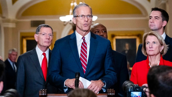 El líder entrante de la mayoría del Senado, el senador John Thune (R-S.D.), después de la elección de liderazgo republicano del Senado, en Washington, el 13 de noviembre de 2024. (Madalina Vasiliu/The Epoch Times)