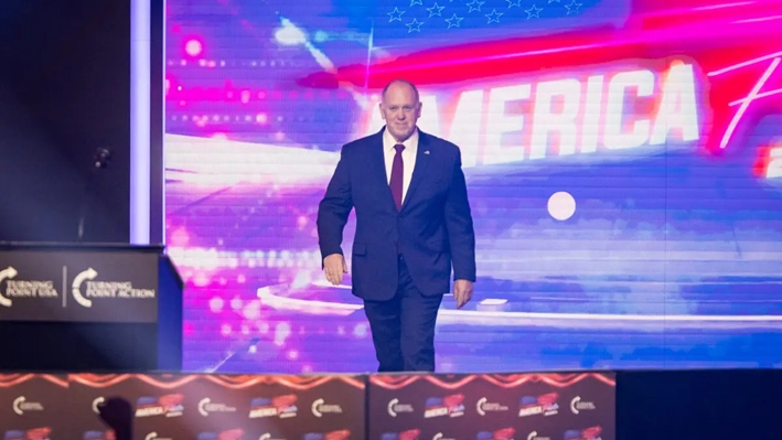 Tom Homan habla en AmericaFest, organizado por Turning Point en Phoenix, Arizona, el 22 de diciembre de 2024. (John Fredricks/The Epoch Times)