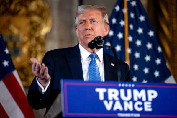 El presidente electo Donald Trump habla en una rueda de prensa en el complejo Mar-a-Lago de Trump en Palm Beach, Florida, el 16 de diciembre de 2024. (Andrew Harnik/Getty Images)