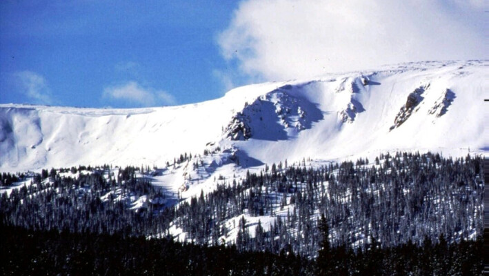 El sol brilla sobre Vasquez Cirque, nuevo terreno para Winter Park Resort en Winter Park, Colorado, en febrero de 1997. (Byron Hetzler/Foto AP).