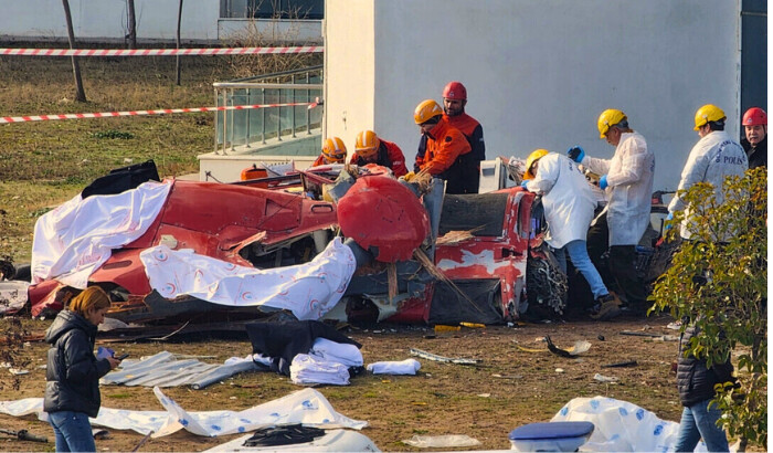 Expertos forenses de la policía examinan los restos de un helicóptero ambulancia tras colisionar con el edificio de un hospital y estrellarse contra el suelo, en Mugla, Turquía, el 22 de diciembre de 2024. (Kenan Gurbuz/Reuters)