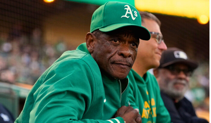 El exjugador de los Atléticos de Oakland Rickey Henderson observa antes de un partido de béisbol entre los Atléticos y los Rangers de Texas en Oakland, California, el 25 de septiembre de 2024. (Jeff Chiu/Foto AP)