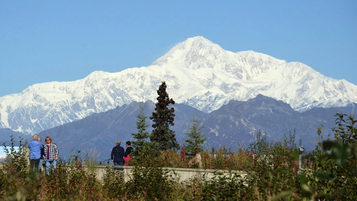 Visitantes contemplan el monte Denali, antes conocido como monte McKinley, en el Parque Nacional Denali, Alabama, el 1 de septiembre de 2015. (Lance King/Getty Images)