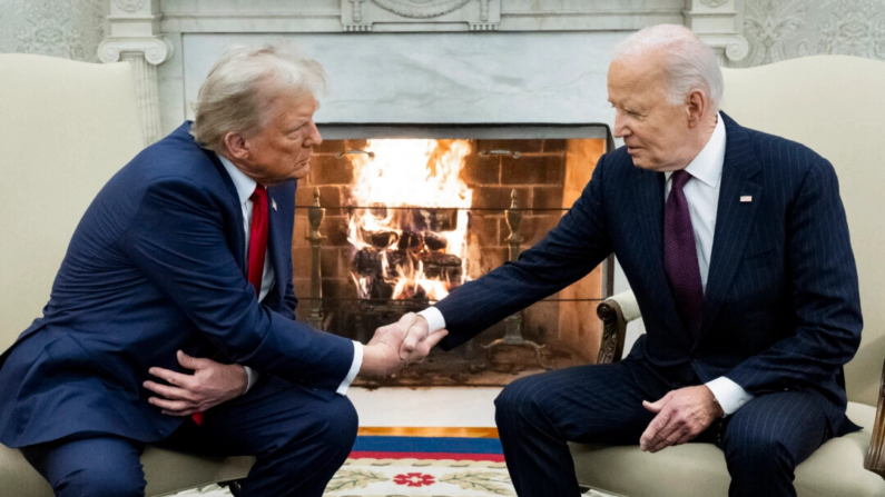 El presidente Joe Biden estrecha la mano del presidente electo Donald Trump durante una reunión en el Despacho Oval de la Casa Blanca en Washington el 13 de noviembre de 2024. (Saul Loeb/AFP vía Getty Images)