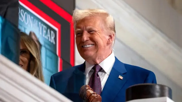 El presidente electo Donald Trump hace sonar la campana de apertura en el parqué de la Bolsa de Valores de Nueva York, el 12 de diciembre de 2024. (Spencer Platt/Getty Images)