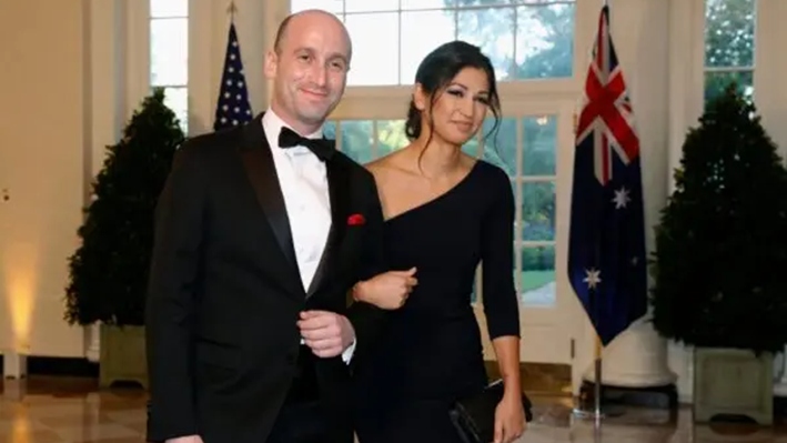 El asesor principal del presidente Donald Trump en la Casa Blanca, Stephen Miller (izq.), y Katie Waldman, secretaria de prensa del vicepresidente Mike Pence, llegan a la Casa Blanca, el 20 de septiembre de 2019. (Patrick Semansky/AP Photo)