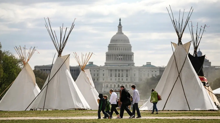 La gente camina junto a tipis indios que se encuentran en el National Mall como parte de una protesta contra el oleoducto Keystone, en Washington el 23 de abril de 2014. (Mark Wilson/Getty Images)