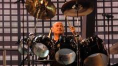 Phil Collins habla de sus problemas de salud tras años de baterista: «Gasté todas mis millas aéreas»