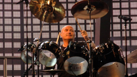 Phil Collins habla de sus problemas de salud tras años de baterista: «Gasté todas mis millas aéreas»