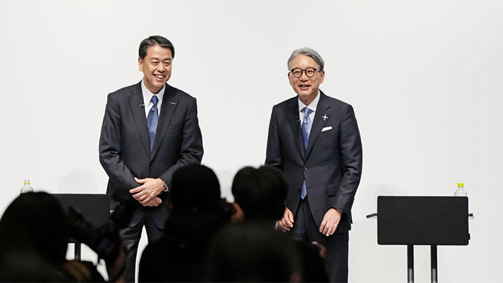 El director ejecutivo de Nissan, Makoto Uchida (izquierda), y el presidente de Honda, Toshihiro Mibe, asisten a una rueda de prensa conjunta en Tokio el 15 de marzo de 2024. (Kyodo News vía AP)