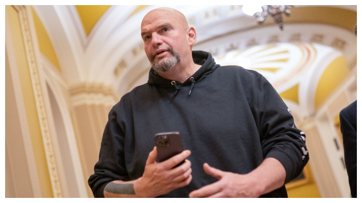 El senador John Fetterman (D-Pa.) camina hacia la Cámara del Senado en Washington el 23 de marzo de 2024. (Nathan Howard/Getty Images)