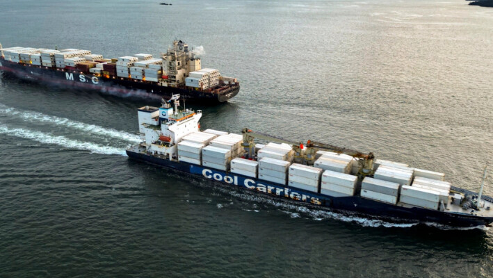 Dos buques de carga se cruzan durante su entrada y salida del Canal de Panamá en el Océano Pacífico, cerca de Ciudad de Panamá, el 6 de octubre de 2024. (Martin Bernetti/AFP vía Getty Images).