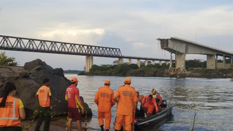 Fotografía cedida por el Departamento de Bomberos Militares de Tocantins de trabajadores en labores de rescate el 23 de diciembre de 2024, en Tocantins(Brasil). EFE/ Departamento de Bomberos Militares de Tocantins