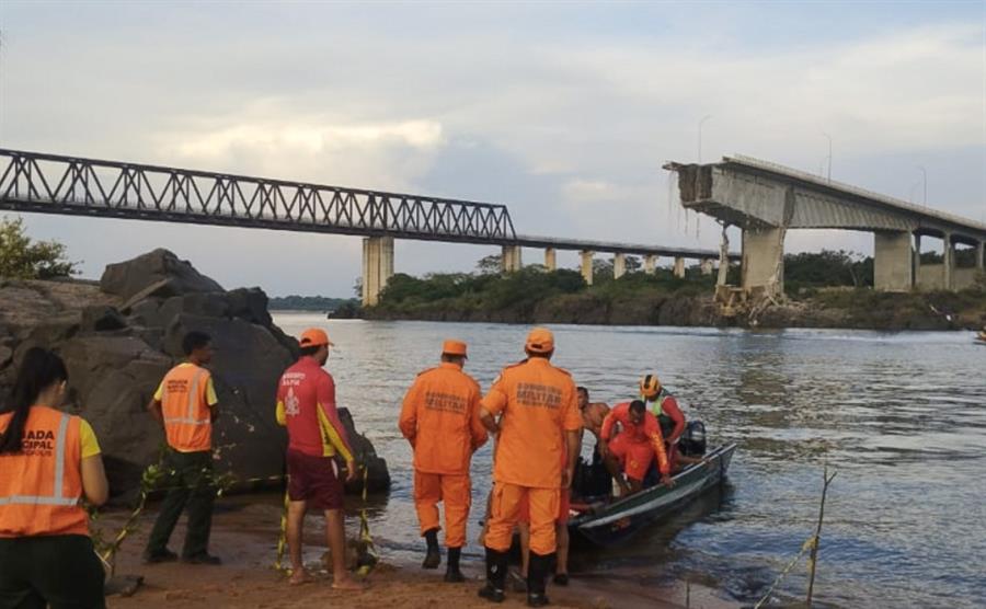 Al menos 16 desaparecidos por derrumbe de un puente en Brasil