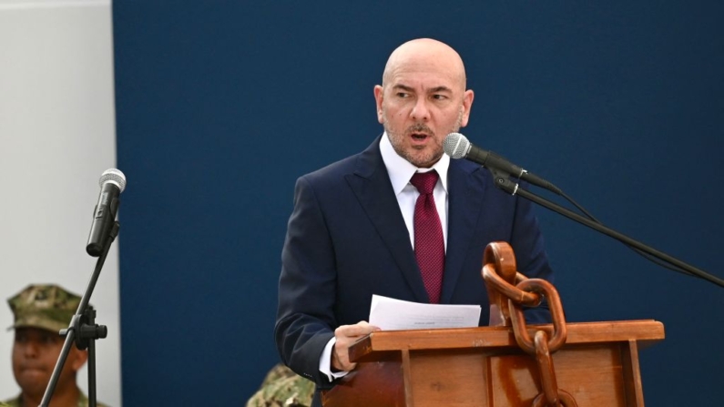 El ministro de Defensa de Ecuador, Giancarlo Loffredo, habla durante la inauguración de la escuela de Guardacostas en la Base Naval del Sur en Guayaquil, Ecuador, el 7 de febrero de 2024. (Marcos Pin/AFP vía Getty Images)