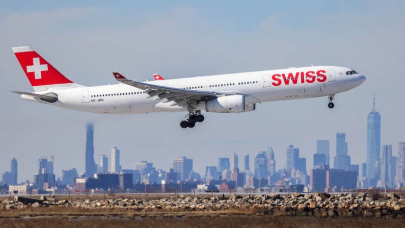 Un avión de pasajeros de Swiss Airlines en una fotografía de archivo. (Charly Triballeau/AFP vía Getty Images)