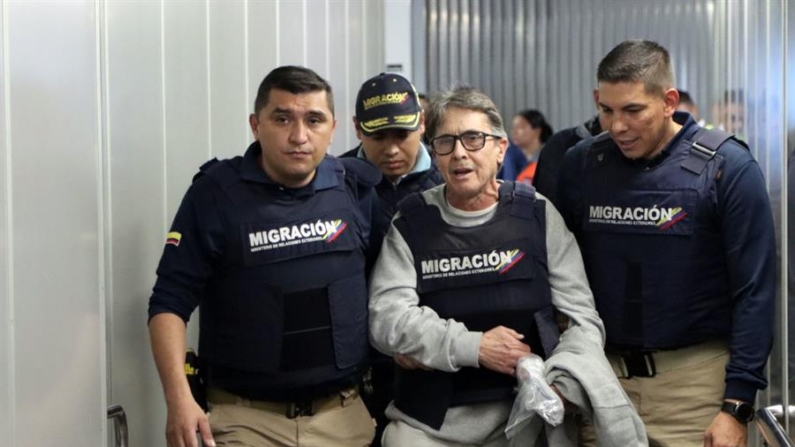 Fotografía cedida por la oficina de prensa de Migración Colombia del exjefe narcotraficante Fabio Ochoa Vásquez, uno de los fundadores del Cartel de Medellín y socio de Pablo Escobar, a su llegada el 23 de diciembre de 2024 a Bogotá (Colombia). EFE/ Migración Colombia