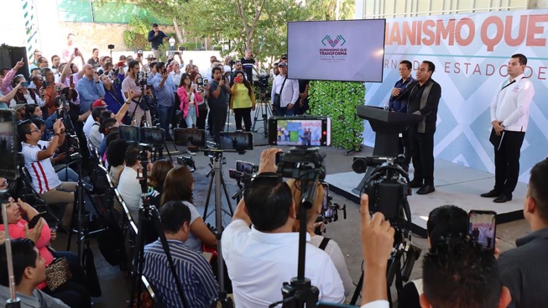 El gobernador de Chiapas, Eduardo Ramírez Aguilar (c) habla durante una rueda de prensa, en la ciudad de Tuxtla Gutiérrez en Chiapas (México), en una imagen de archivo. EFE/ Carlos López