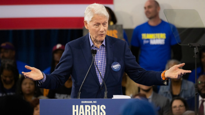 El expresidente Bill Clinton habla en Durham, Carolina del Norte, el 17 de octubre de 2024. (John Fredricks/The Epoch Times)
